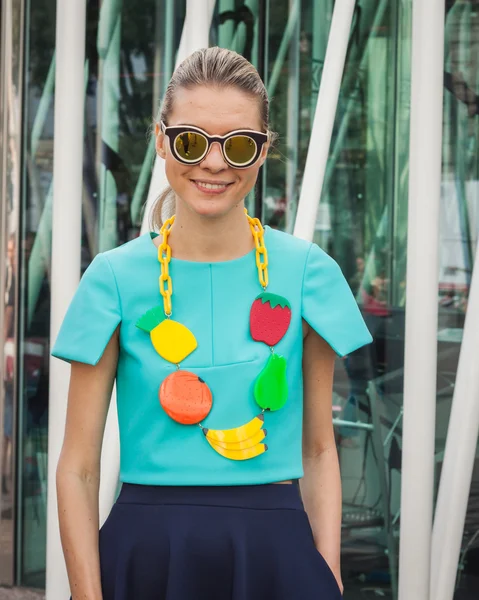 Женщина снаружи Джил Сандер строит показы мод для Недели моды в Милане 2014 — стоковое фото