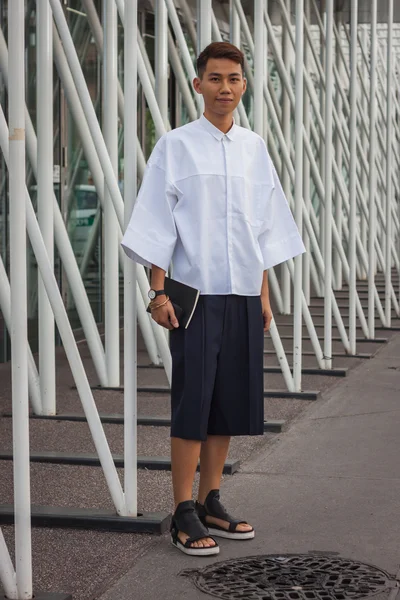Mannen modevisningar utanför jil sander byggnad för milan women's fashion week 2014 — Stockfoto