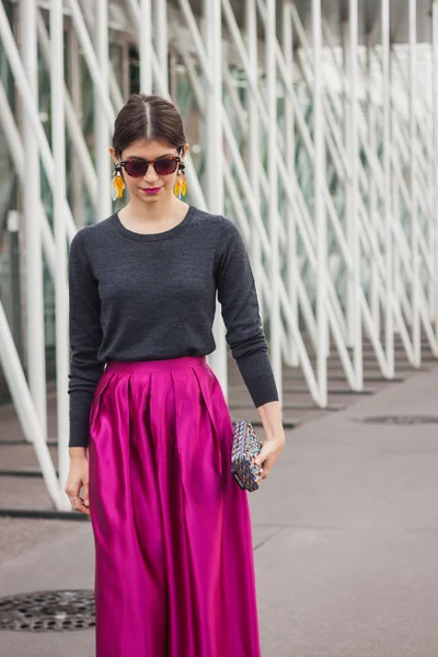 Woman outside jil sander fashion shows building for milan women 's fashion week 2014 — Stockfoto