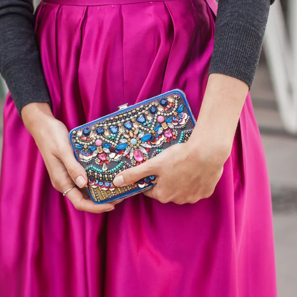 Detalle de la bolsa fuera del edificio de desfiles de moda Jil Sander para la Semana de la Moda Femenina de Milán 2014 — Foto de Stock