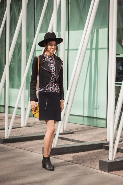 Femme devant Jil Sander défilés de mode bâtiment pour Milan Women's Fashion Week 2014 — Photo