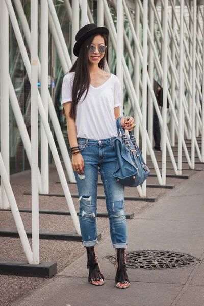 Kvinna utanför jil sander mode visar byggnaden för milan women's fashion week 2014 — Stockfoto