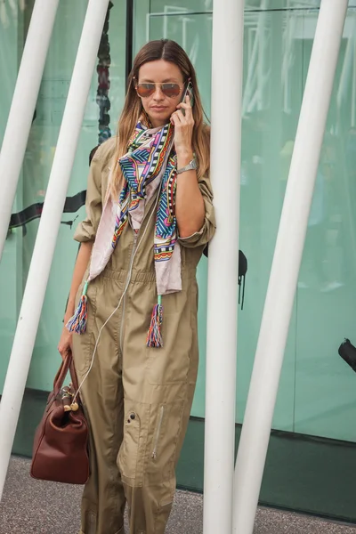 Woman outside Jil Sander fashion shows building for Milan Women's Fashion Week 2014 — Stock Photo, Image