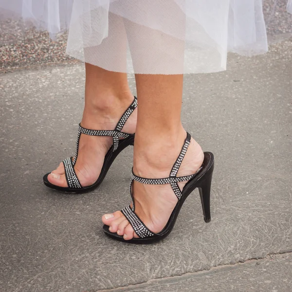 Detalhe de sapatos fora Jil Sander desfiles de moda edifício para Milan Women 's Fashion Week 2014 — Fotografia de Stock