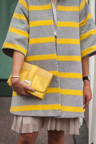 Milan kadın moda haftası 2014 için bina dışında jil sander moda çanta detayını gösterir — Stok fotoğraf