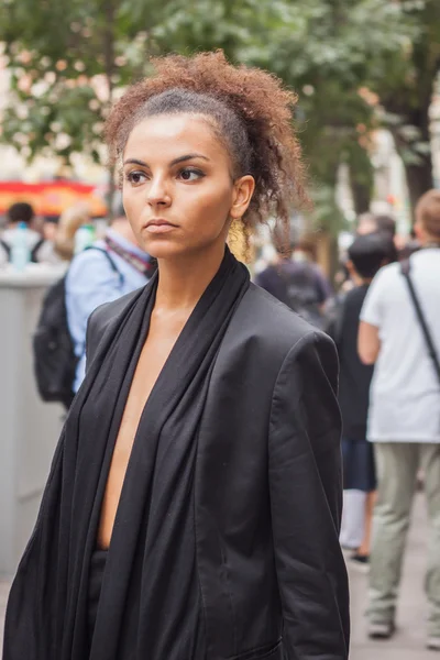 Kadın jil sander moda dışında bina milan kadın moda haftası 2014 için gösterir — Stok fotoğraf