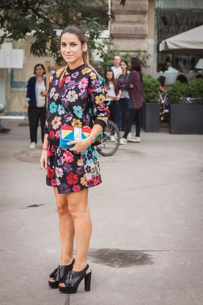 Woman outside jil sander fashion shows building for milan women 's fashion week 2014 — Stockfoto