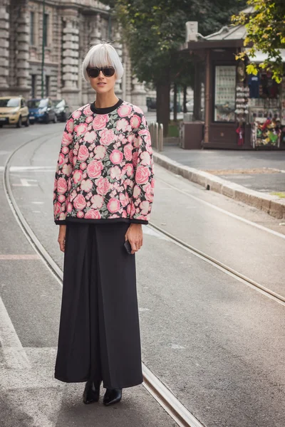 Vrouw buiten jil sander mode toont gebouw voor vrouwen Milaan modeweek 2014 — Stockfoto