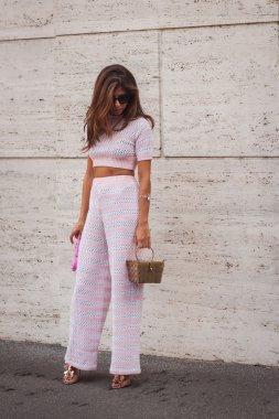 kadın ferragamo moda dışında bina milan kadın moda haftası 2014 için gösterir