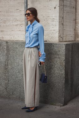 kadın ferragamo moda dışında bina milan kadın moda haftası 2014 için gösterir