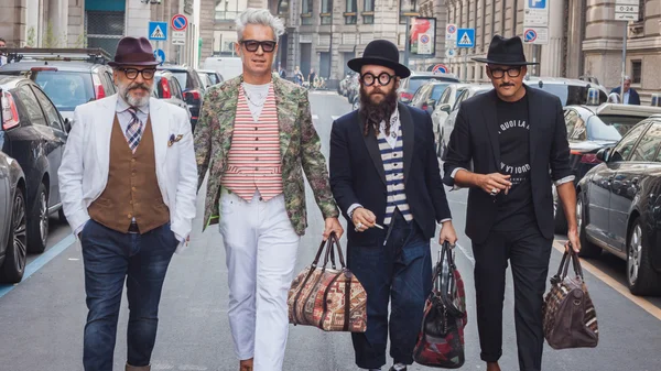 Люди за межами ferragamo покази мод, будівельні для жінок Мілан тиждень моди 2014 — стокове фото