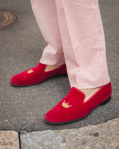Bina milan kadın moda haftası 2014 için ayrıntı dışında ferragamo moda ayakkabı gösterir — Stok fotoğraf