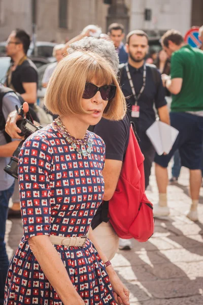 Anna wintour ferragamo moda dışında bina milan kadın moda haftası 2014 için göster — Stok fotoğraf