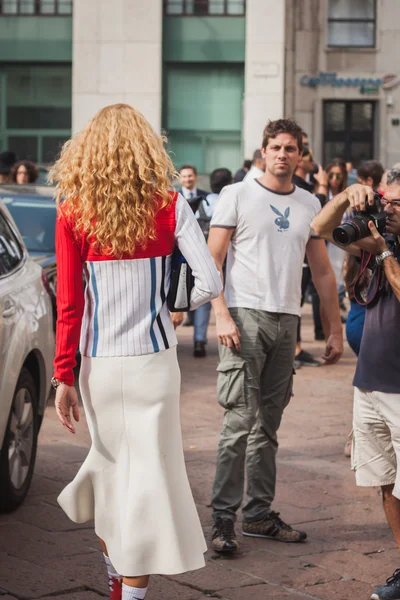 Vrouw buiten ferragamo mode toont gebouw voor vrouwen Milaan modeweek 2014 — Stockfoto