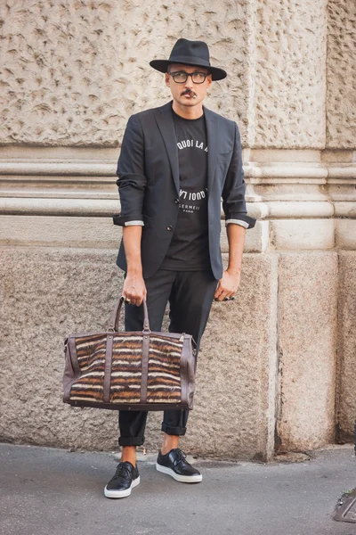 Uomo fuori dalle sfilate Ferragamo edificio per Milano Settimana della Moda Donna 2014 — Foto Stock
