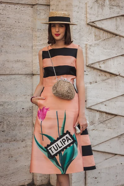 Femme devant Ferragamo défilés de mode bâtiment pour Milan Women's Fashion Week 2014 — Photo