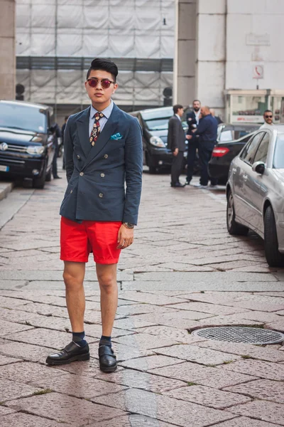 Mann vor der Ferragamo-Modenschau Gebäude für Mailänder Frauenmodewoche 2014 — Stockfoto