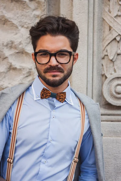 Uomo fuori dalle sfilate Ferragamo edificio per Milano Settimana della Moda Donna 2014 — Foto Stock