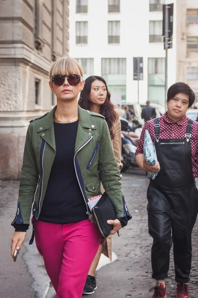 Mulher fora Ferragamo desfiles de moda edifício para Milan Women 's Fashion Week 2014 — Fotografia de Stock