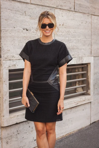 フェラガモ ファッション外で女性をミラノの女性のファッション ・ ウィーク 2014年のための建物を示しています — ストック写真