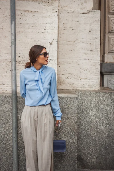Γυναίκα εκτός μόδας ferragamo δείχνει κτίριο για την εβδομάδα μόδας του Μιλάνο γυναικών 2014 — Φωτογραφία Αρχείου