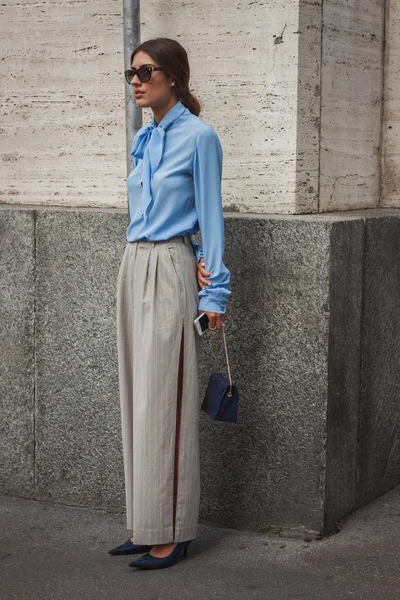 Kobieta poza ferragamo mody przedstawia budynek na tydzień mody w Mediolanie kobiet 2014 — Zdjęcie stockowe