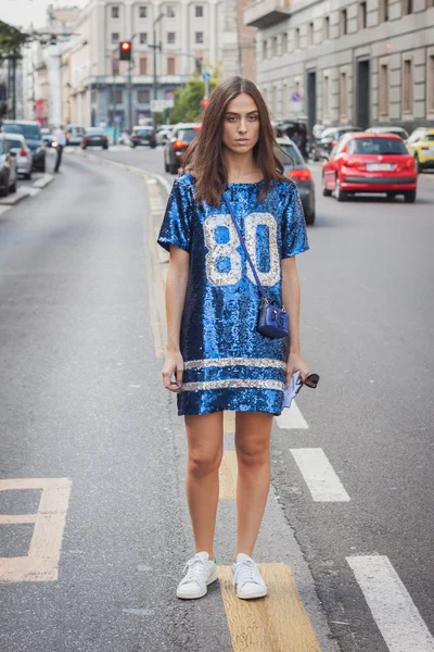 Žena mimo trussardi módní ukazuje budovu za týden módy Miláně žen 2014 — Stock fotografie