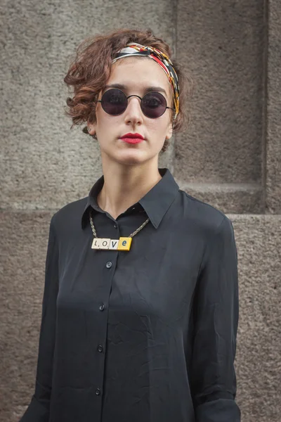 Kvinna utanför trussardi mode visar byggnaden för milan women's fashion week 2014 — Stockfoto