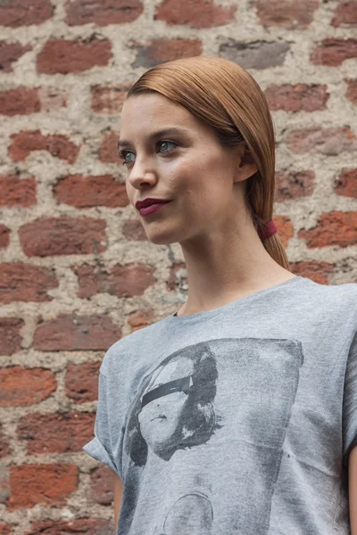 Piękny model poza mody trussardi przedstawia budynek na tydzień mody w Mediolanie kobiet 2014 — Zdjęcie stockowe