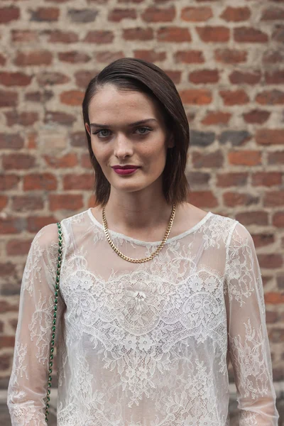 Beautiful model outside Trussardi fashion shows building for Milan Women's Fashion Week 2014 — Stock Photo, Image