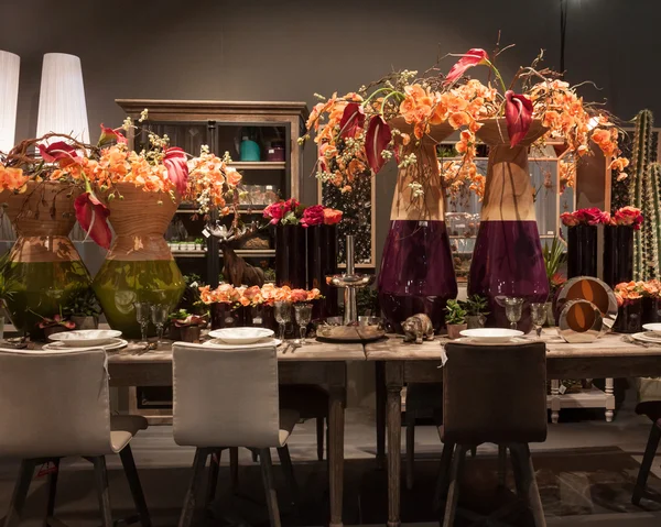 Table avec fleurs à HOMI, salon international à Milan, Italie — Photo