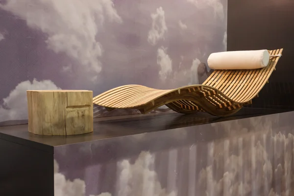 Chaise longue de madeira em exposição no HOMI, show internacional em casa em Milão, Itália — Fotografia de Stock