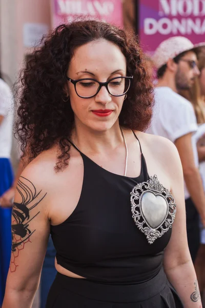 Woman outside Grinko fashion show building for Milan Women's Fashion Week 2014 — Stock Photo, Image