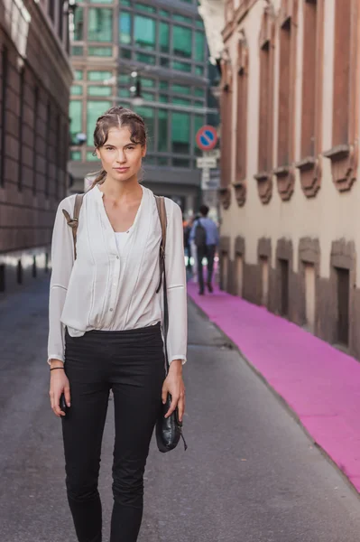 Vacker modell utanför grinko mode Visa byggnaden för milan women's fashion week 2014 — Stockfoto