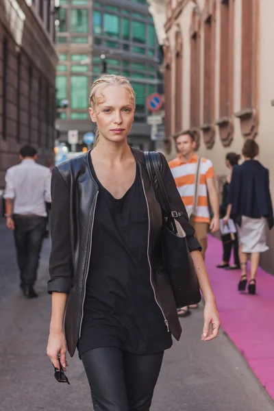 Prachtige model buiten grinko mode Toon gebouw voor vrouwen Milaan modeweek 2014 — Stockfoto