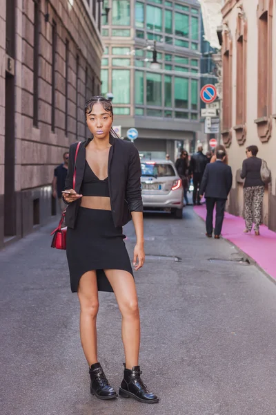 Schönes Modell vor dem Gebäude der grinko-Modenschau für die Mailänder Frauenmodewoche 2014 — Stockfoto