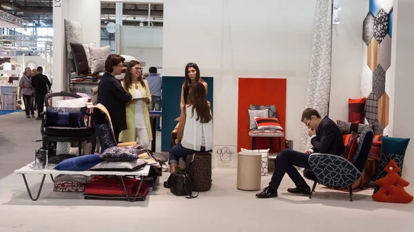 People visiting HOMI, home international show in Milan, Italy — Stock Photo, Image