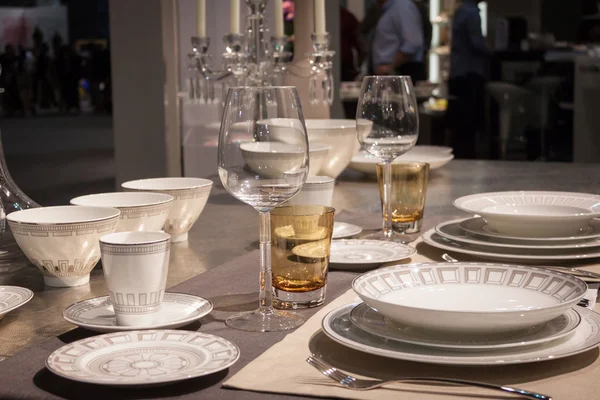 Elegante tabel op display op homi, huis internationale show in Milaan, Italië — Stockfoto