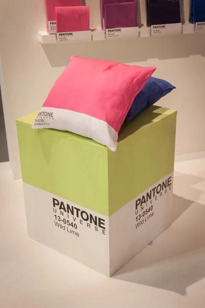 Подушки Pantone представлены на домашней международной выставке HOMI в Милане, Италия — стоковое фото