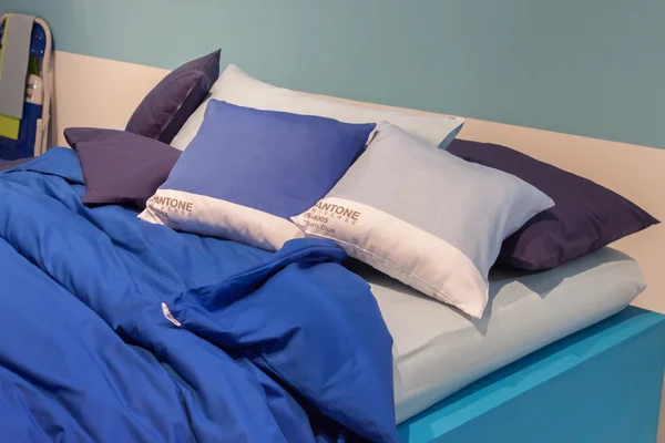 Lençóis de cama Pantone em exposição no HOMI, show internacional em Milão, Itália — Fotografia de Stock