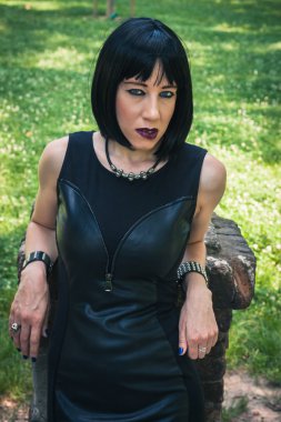 bir şehir parkında poz güzel Gotik kız