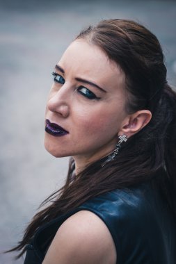 kentsel peyzaj poz güzel bir goth kız closeup