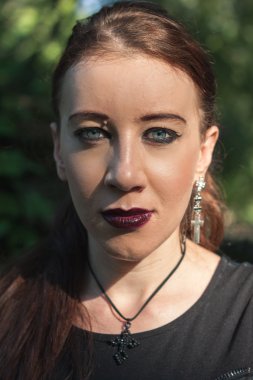 bir şehir parkında poz güzel Gotik kız