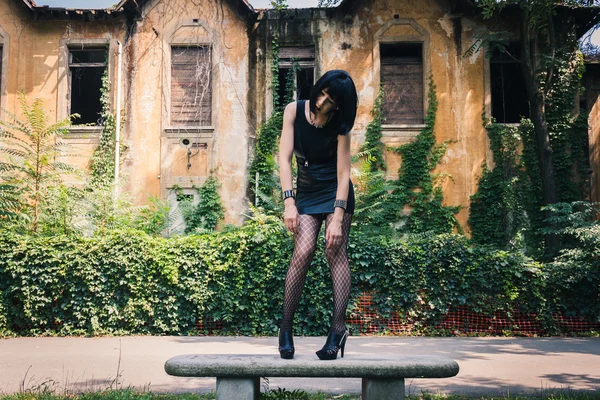 Chica bastante gótica posando en un parque de la ciudad —  Fotos de Stock