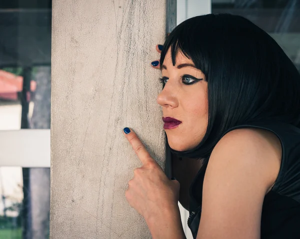 Pretty goth girl posing in urban landscape — Stock Photo, Image