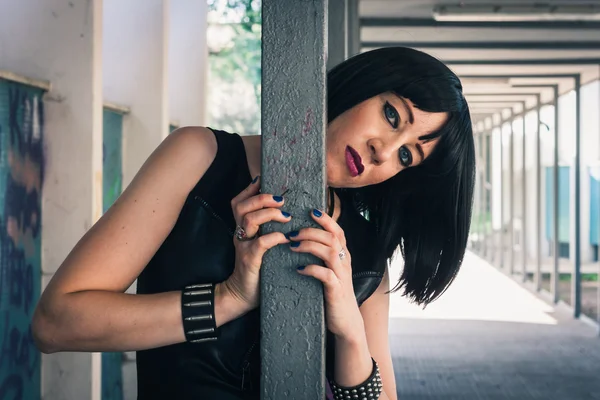 Pretty goth girl posing in urban landscape — Stock Photo, Image