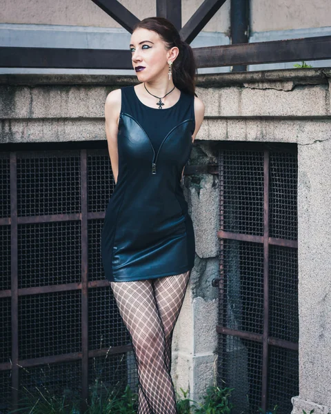 Menina muito gótica posando na paisagem urbana — Fotografia de Stock