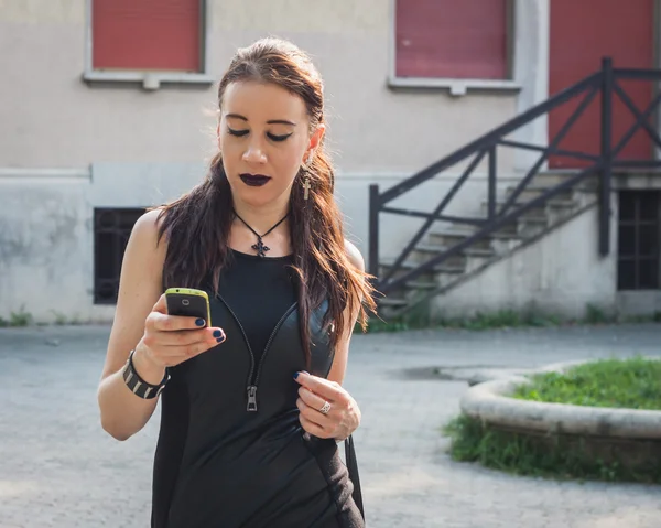 Menina muito gótica usando telefone em um parque da cidade — Fotografia de Stock