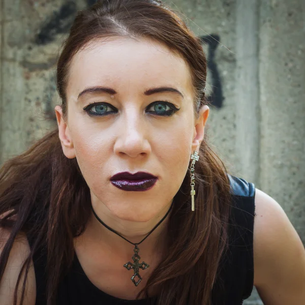 Pretty goth girl posing in a city park — Stock Photo, Image