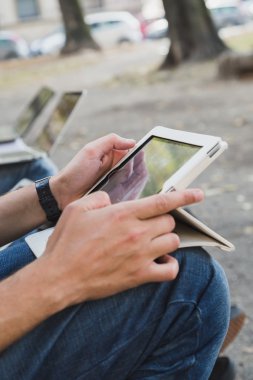 detay erkek el tablet üzerinde çalışan